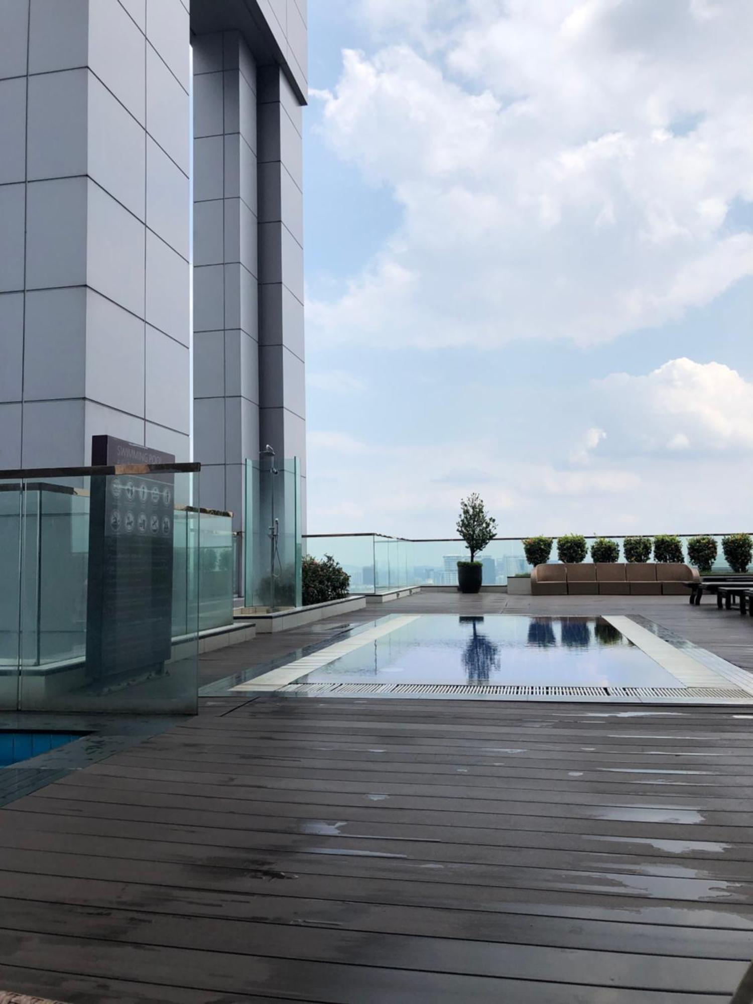 Amazing Pool By Platinum Suites Klcc 쿠알라룸푸르 외부 사진