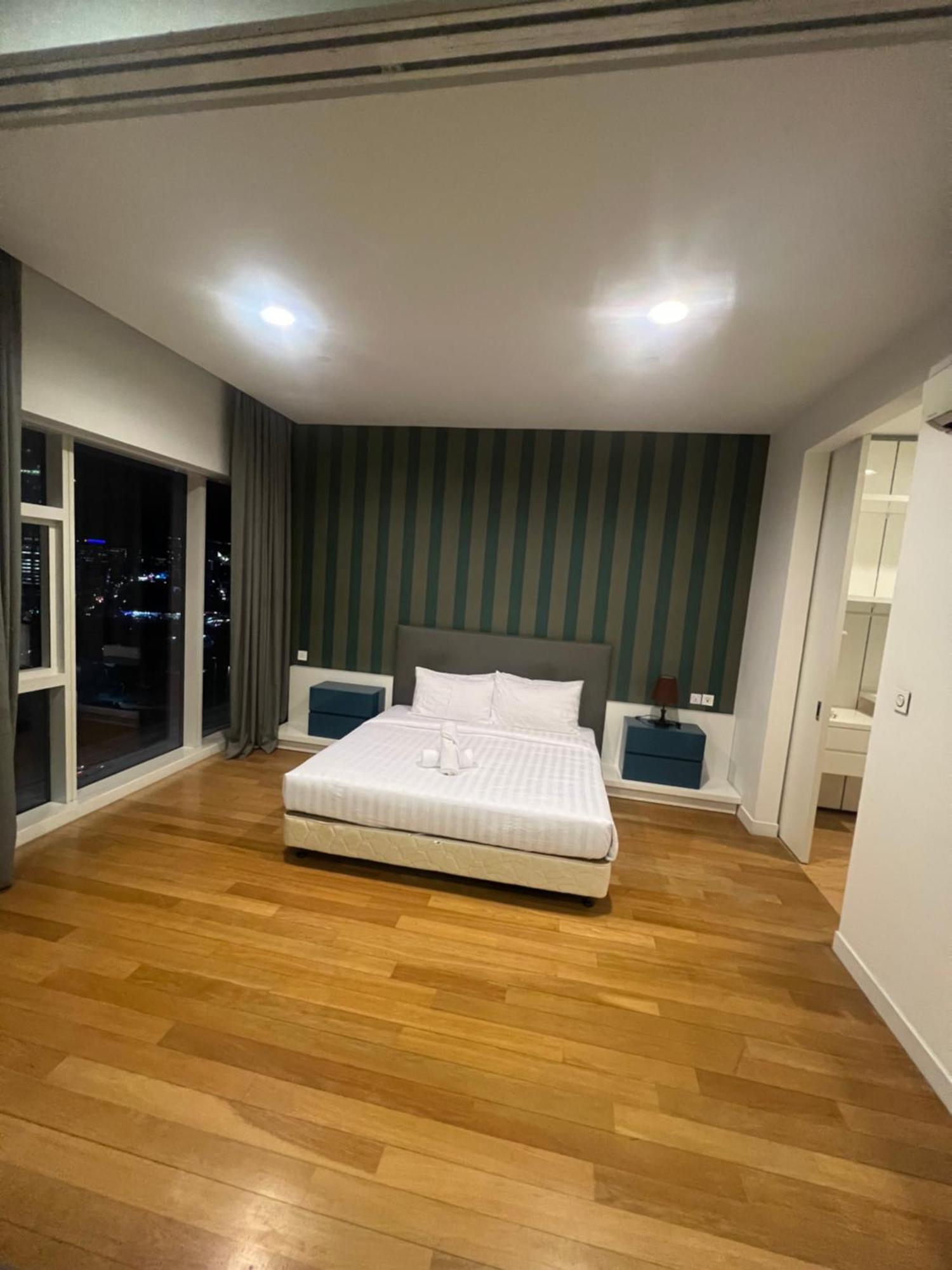 Amazing Pool By Platinum Suites Klcc 쿠알라룸푸르 외부 사진